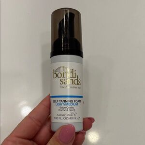 Bondi Sands Light/Medium Tanning Foam with Black Cap